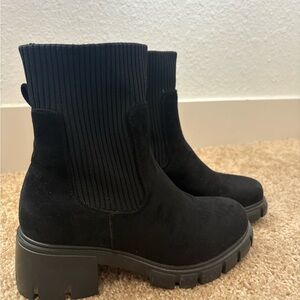Stylish Black Ankle Boots with Ribbed Detailing